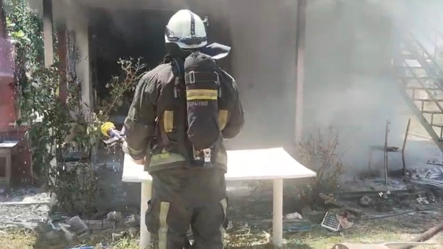 Tarladaki evde çıkan yangın itfaiye ekiplerince söndürüldü