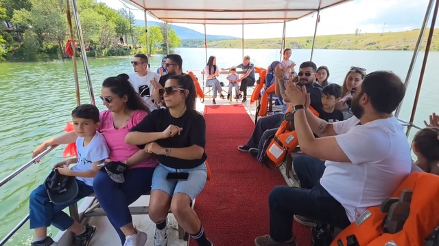 Kütahya Enne Barajı'nda tekne turları sezonu açıldı
Şehrin gürültüsünden uzaklaşmak isteyenler doğanın kalbinde mavi yolculuk yapıyor