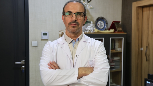 Ortopedi Uzmanı Dr. Ayhan:" Çocuklarda düztabanlık yüzde 90 oranında geçicidir"
Dr. Ömer Ayhan:
"Taban çökmeleri, 5-6 yaşına kadar normal kabul etmekteyiz, 10 yaşından sonra ameliyat gerektirebilir"
"Düztabanlıklar hamilelik sürecinde kadınlarda sık gördüğümüz bir durumdur"
"Tabanlıklar ve özel ayakkabılıkları 5-6 yaşından önce kullanmanın hiçbir anlamı yok"