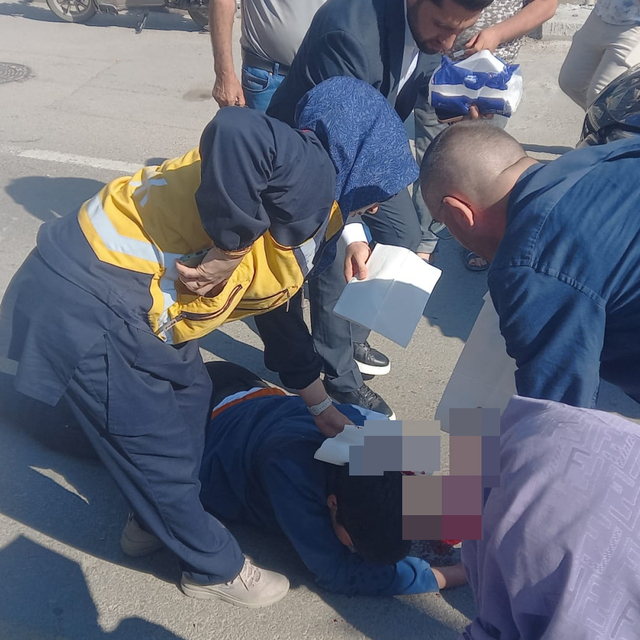 112 çalışanı mesai sonrası evine giderken kazayı görüp, yaralıya müdahale e...