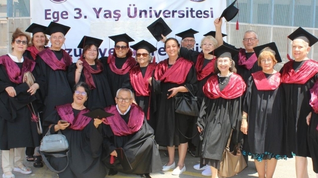 Ege Üniversitesinde 3. Yaş Üniversitesinin 140 çınarı diplomalarını aldı
