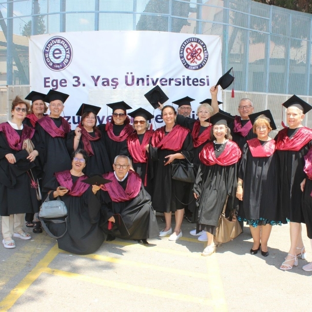 Ege Üniversitesinde 3. Yaş Üniversitesinin 140 çınarı diplomalarını aldı