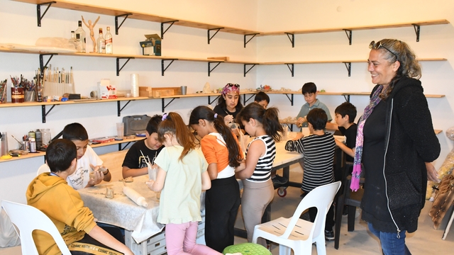 Kasabada kurduğu atölyede çocukların özgüvenini sanatla büyütüyor