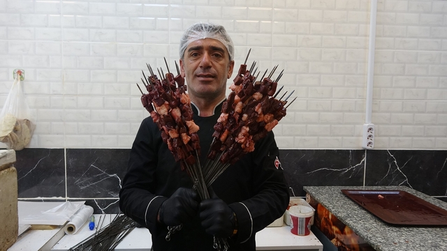 Kilis'te "Dumanı Gör Gel" sloganıyla tanınan ciğerci ustası lezzetin sırrını anlattı