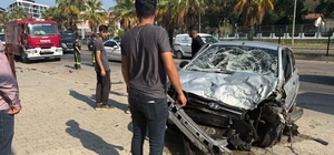 Kontrolden çıkan otomobil refüjdeki bariyerlere çarptı: 1 yaralı
Kaza anı g...