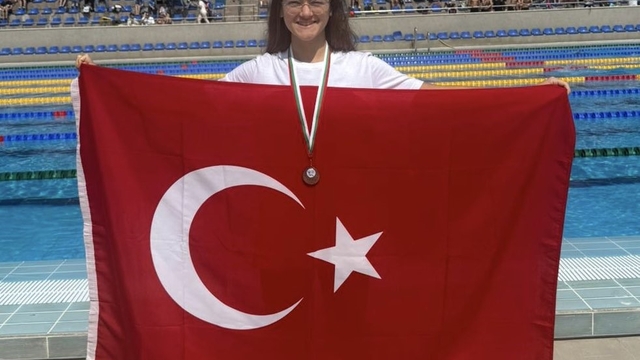 Milli yüzücü Ecrin Çevik'ten uluslararası başarı
