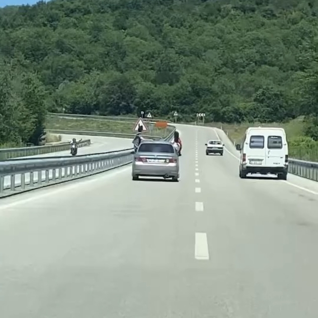 Otomobilin camlarından sarkanlara para cezası