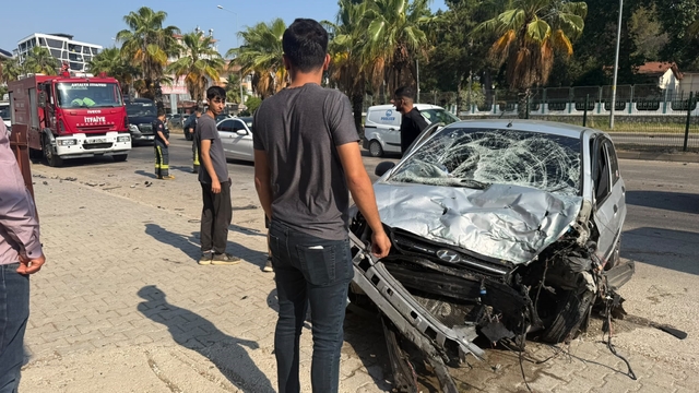 Kontrolden çıkan otomobil refüjdeki bariyerlere çarptı: 1 yaralı
Kaza anı güvenlik kameralarına saniye saniye yansıdı