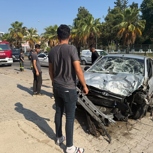 Kontrolden çıkan otomobil refüjdeki bariyerlere çarptı: 1 yaralı
Kaza anı g...
