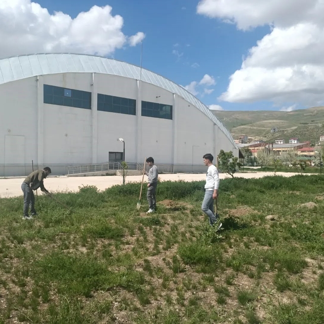 Bayburt'ta öğrenciler 'Yeşil Vatan' için fidan dikti