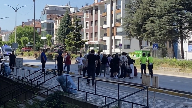 Otomobilin çarptığı 84 yaşındaki elektrikli bisiklet sürücüsü ağır yaralandı