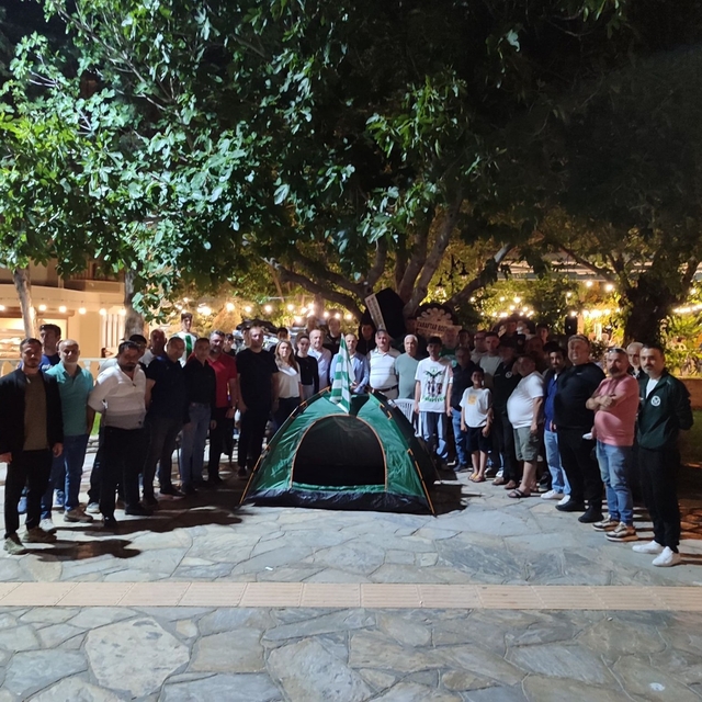 Muğlaspor Başkanı Menaf Kıyanç grev yapan taraftarları ziyaret etti