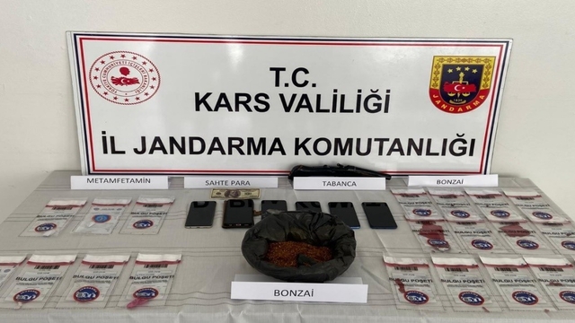Kars'ta zehir tacirlerine darbe: 7 tutuklama, uyuşturucu ve sahte dolar ele geçirildi