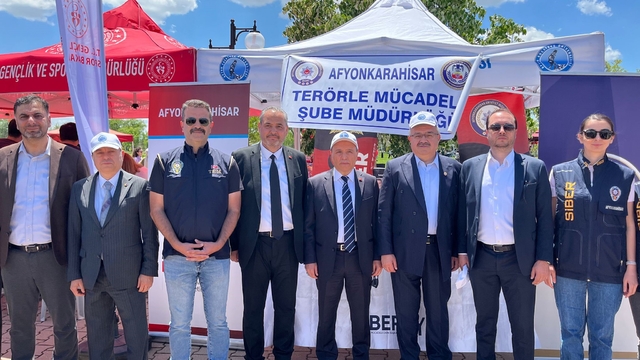 Üniversite gençliğine terör tuzaklarına karşı "El Ele" uyarısı
Afyonkarahisar polisi Aküfest'26'da gençleri bilgilendirdi