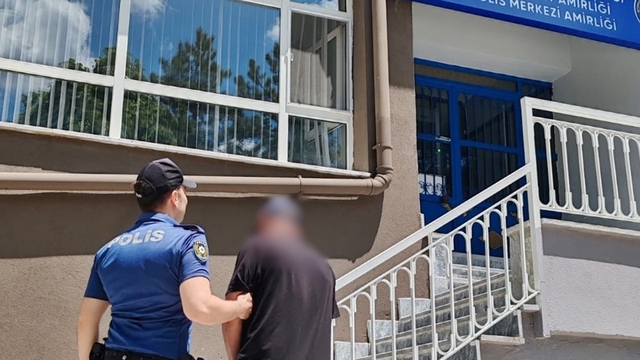 Afyonkarahisar'da aranan şahıs polisten kaçamadı
Ruhsatsız silah bulundurmaktan aranan şahıs tutuklandı