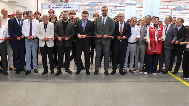 Aydın Bilim Fuarı Festivali törenle açıldı
Öğretmenlerin halk oyunu gösterisi fuara damga vurdu