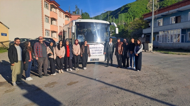 Posof Kaymakamlığı'ndan öğrencilere büyük moral: Rize gezisi düzenlendi
