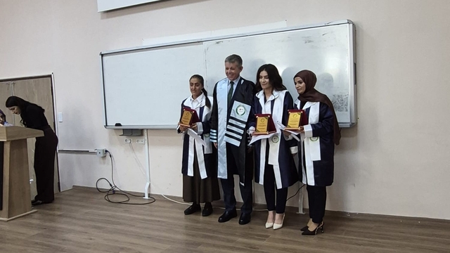 Iğdır Üniversitesi, Türk Dili ve Edebiyatı bölümü mezunlarını plaket ve belgelerle uğurladı