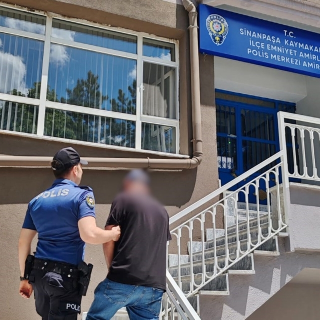 Afyonkarahisar'da aranan şahıs polisten kaçamadı
Ruhsatsız silah bulundurma...