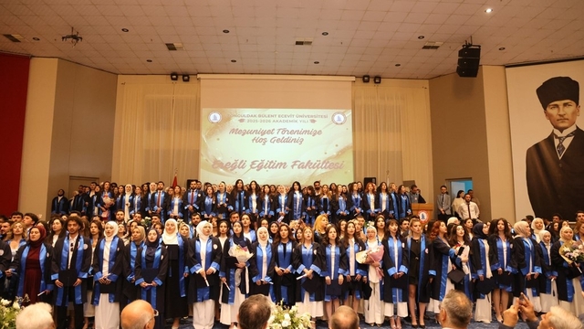 BEUN'da öğrencilikten öğretmenliğe uzanan yolculuk mezuniyet töreni ile taçlandı