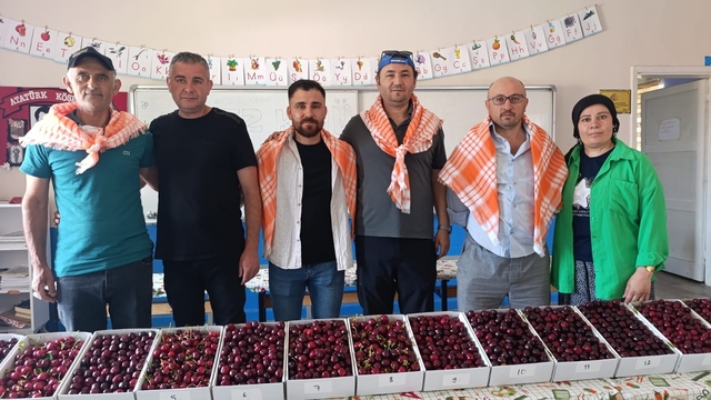 Binlerce insan Kiraz Festivali için Börez'e akın etti