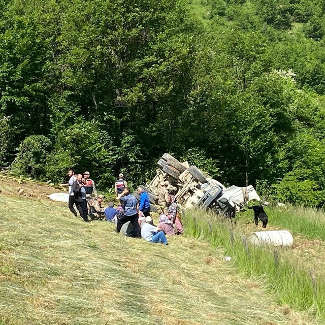 Kürtün'de beton mikseri 150 metrelik dik yamaçtan yuvarlandı: 2 ölü, 1 yara...