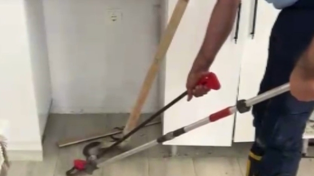 Eve giren yılanı itfaiye ekipleri çıkardı