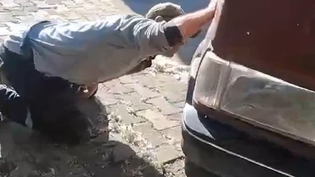 Tokat'ta aracın motor kısmına giren yılanı itfaiye ekipleri kürekle yakaladı