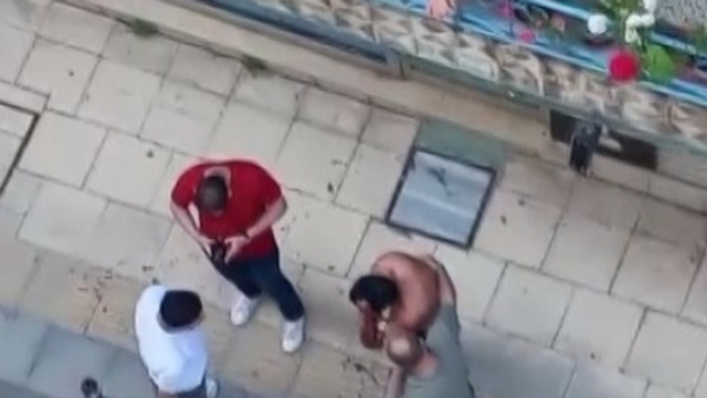 Husumetlilerine benzettiği 2 kişiyi bıçakladı; yoldan geçenler müdahale etti