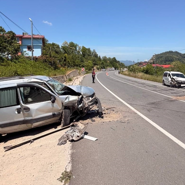 Ordu'da iki araç ve motosikletin karıştığı kazada 7 kişi yaralandı