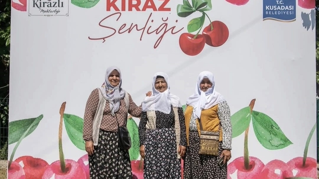 Kuşadası'ndaki Kiraz Şenliği binlerce ziyaretçiyi ağırladı
