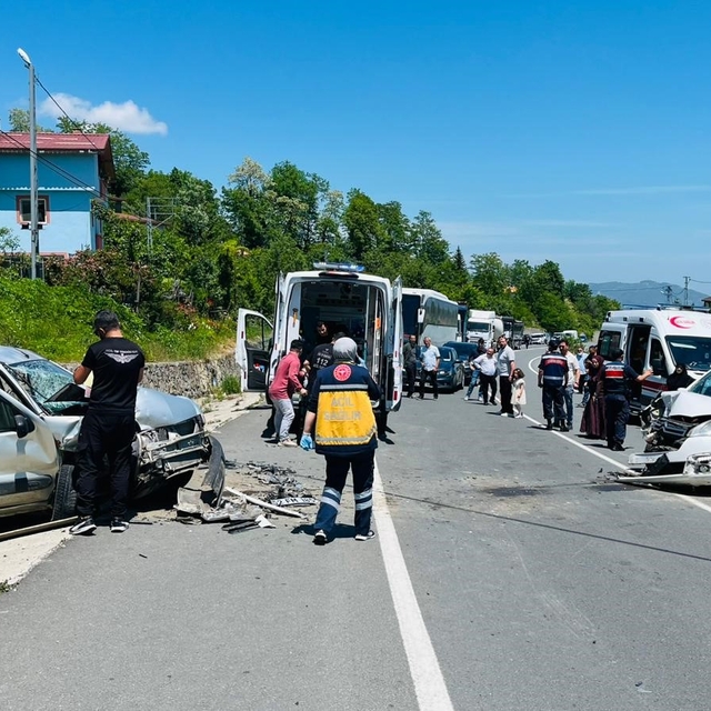 Ordu'da 3 aracın karıştığı trafik kazası: 7 yaralı