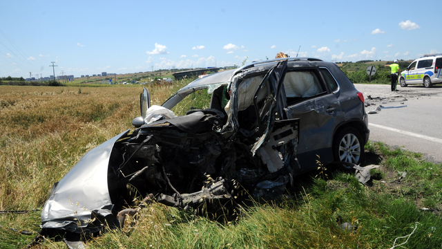 TIR'la çarpışan otomobilin sürücüsü ağır yaralandı
