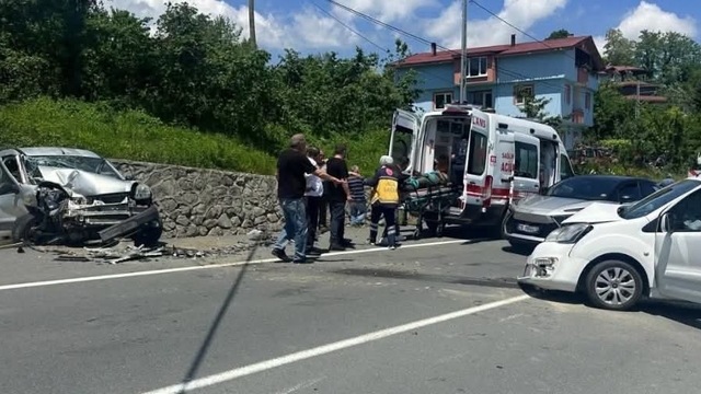 Otomobil karşı şeride geçti; 7 yaralı