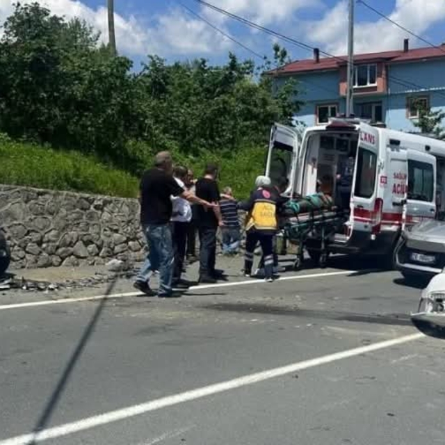 Otomobil karşı şeride geçti; 7 yaralı