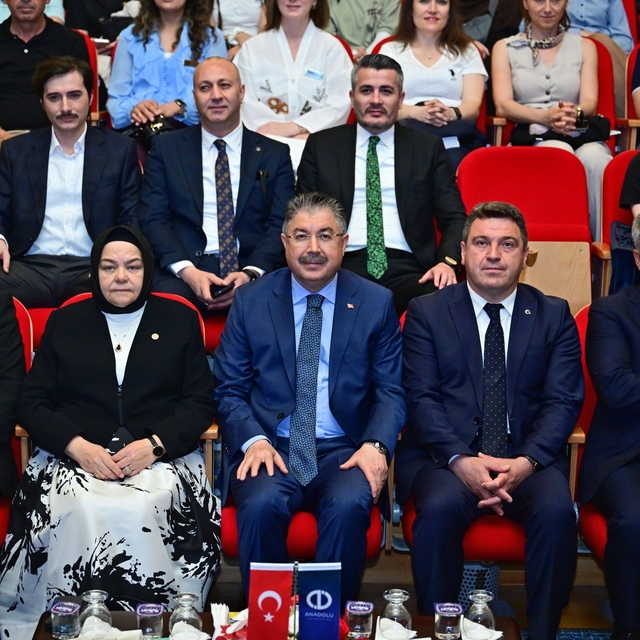 Vali Yılmaz: "Gençlerin sesi bilimle yükseliyor"