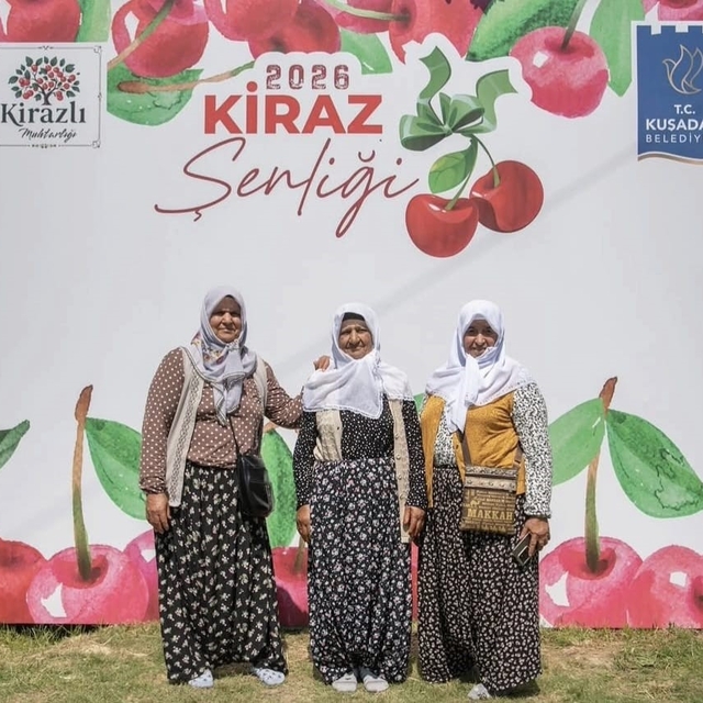 Kuşadası'ndaki Kiraz Şenliği binlerce ziyaretçiyi ağırladı