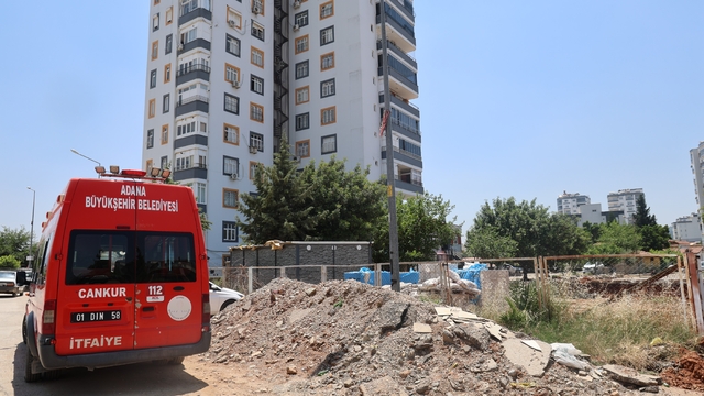 Belediye itfaiye binası için apartmanın istinat duvarını yıktı
Adana'nın Kozan ilçesinde apartmanlarının istinat duvarı yıkılan vatandaşlar belediyeye tepki gösterdi