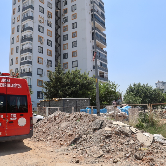 Belediye itfaiye binası için apartmanın istinat duvarını yıktı
Adana'nın Ko...