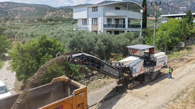 Kuyucak'ta mahalleleri birbirine bağlayan yol yenileniyor