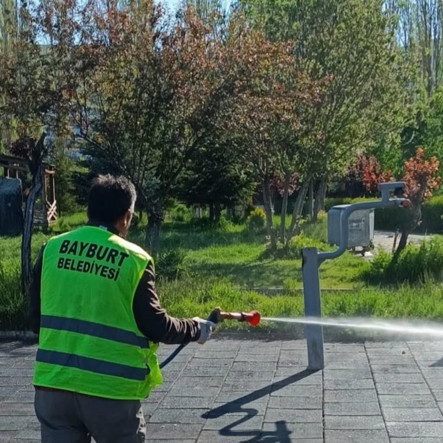 Bayburt'ta kene riskine karşı yeşil alanlar ilaçlandı