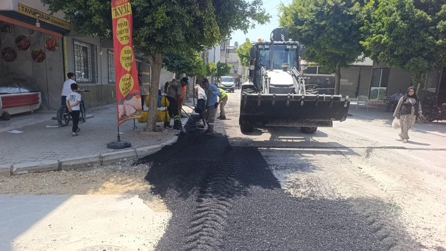 Akdeniz'de altyapı çalışmaları sonrası bozulan yollar asfaltlanıyor
