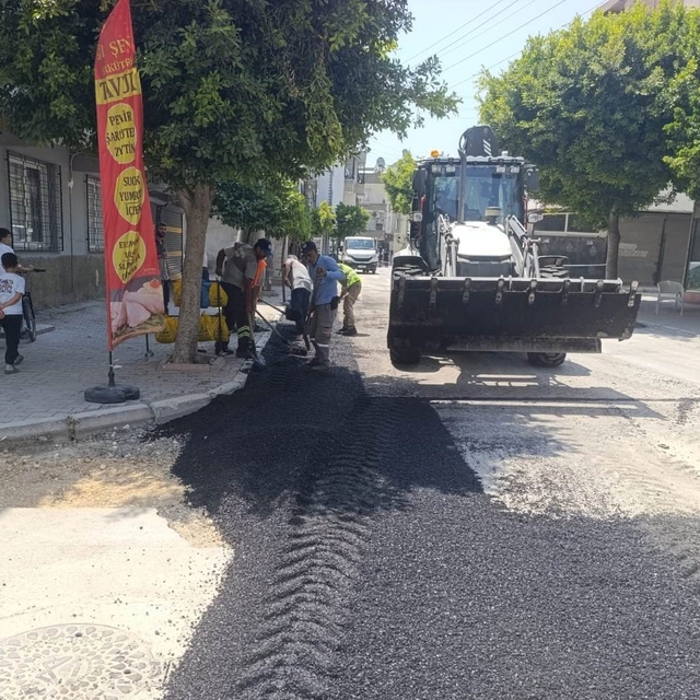 Akdeniz'de altyapı çalışmaları sonrası bozulan yollar asfaltlanıyor