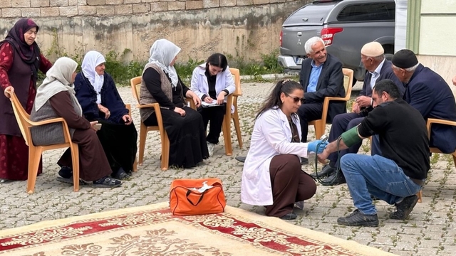 Yüksekova'da köy sakinlerine hipertansiyon ve tuz kullanımı eğitimi