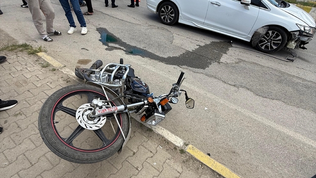 Muş'ta otomobil ile motosiklet çarpıştı: 2 yaralı