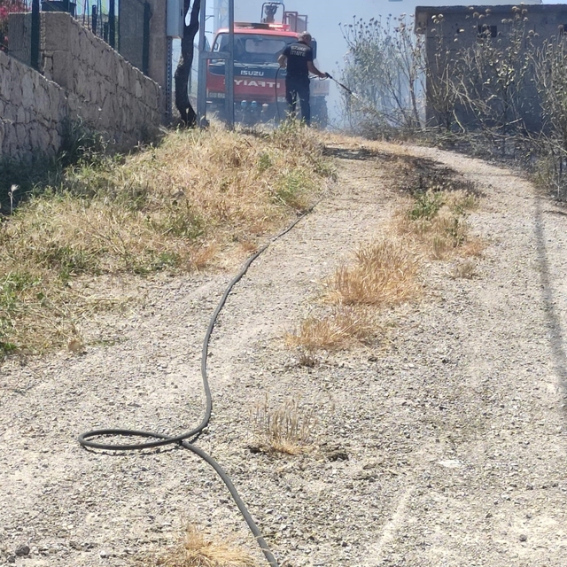 Ayvacık'ta bir evin bahçesinde çıkan yangın büyümeden söndürüldü