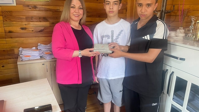 Eskişehir'de çocuklardan örnek davranış
Sokakta yürürken yerde buldukları cüzdanı mahalle muhtarına teslim ederek sahibine ulaştırdılar