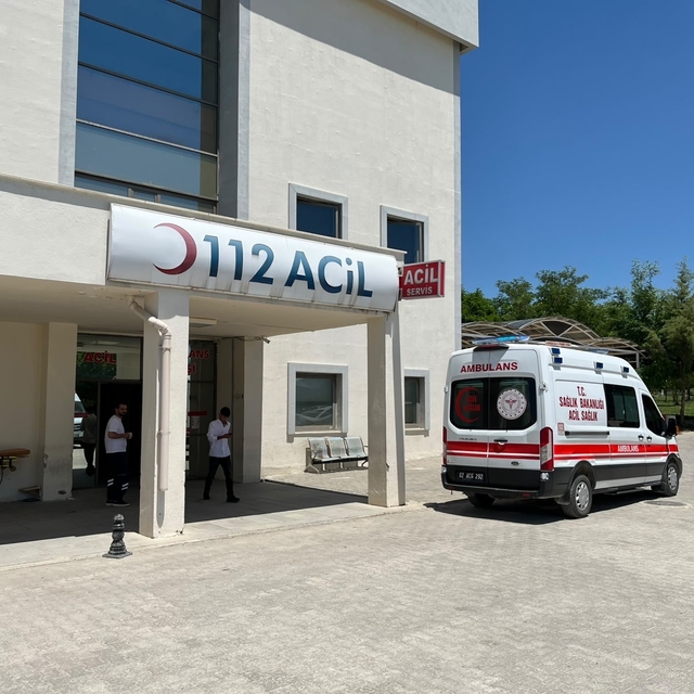 Besni'de otomobil şarampole yuvarlandı: 2 yaralı