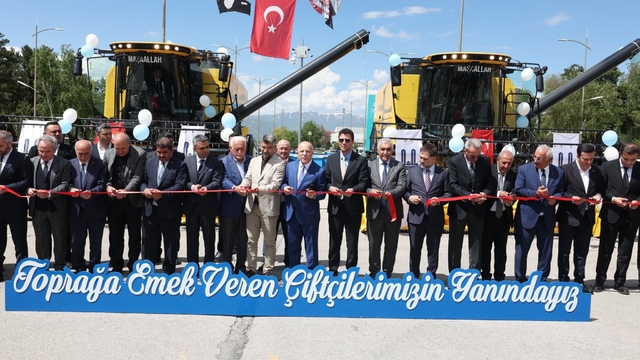 Erzurum'da bir ilk: Tarım makineleri parkına 2 biçerdöver, 4 römork eklendi