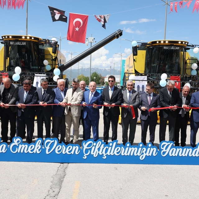 Erzurum'da bir ilk: Tarım makineleri parkına 2 biçerdöver, 4 römork eklendi